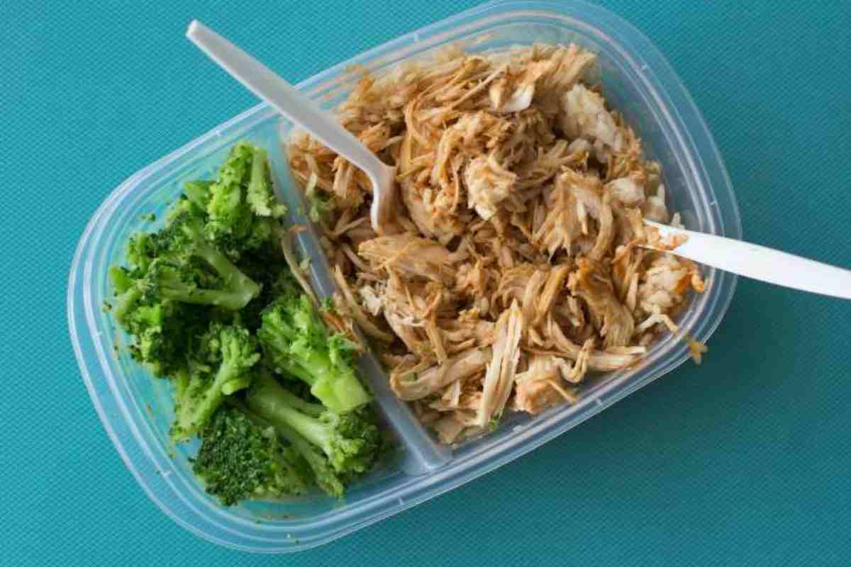 tupperware con tonno e broccoli