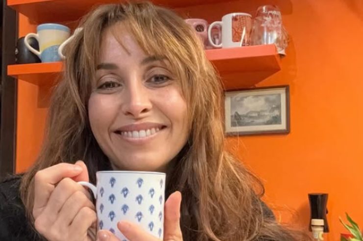 benedetta parodi con una tazza in mano