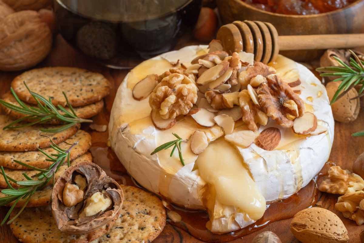 brie con miele, noci e altri ingredienti e utensili