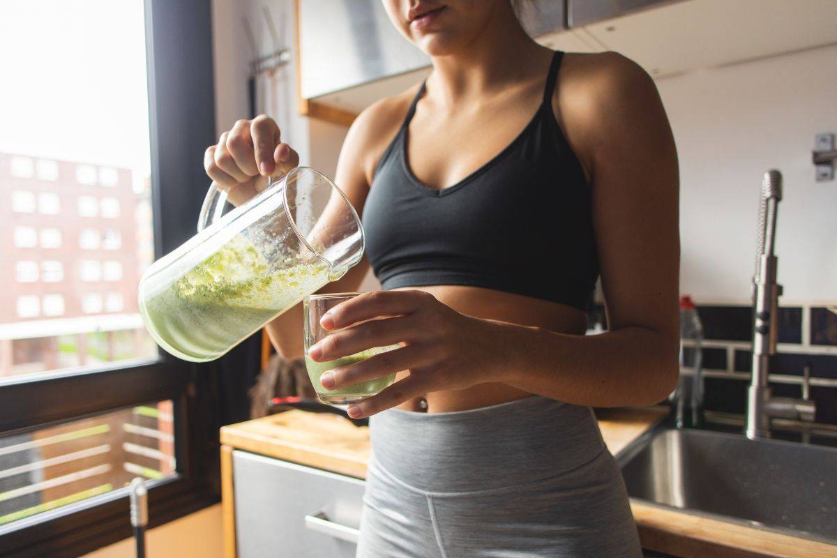 ragazza che beve un centrifugato