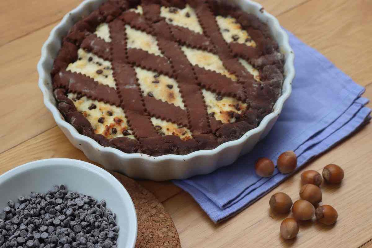 crostata con gocce di cioccolato e nocciole