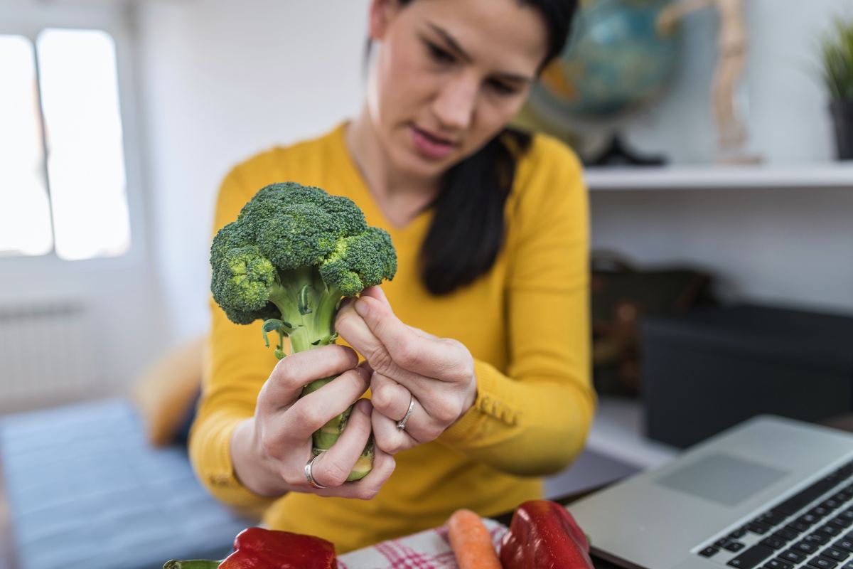 donna con broccolo