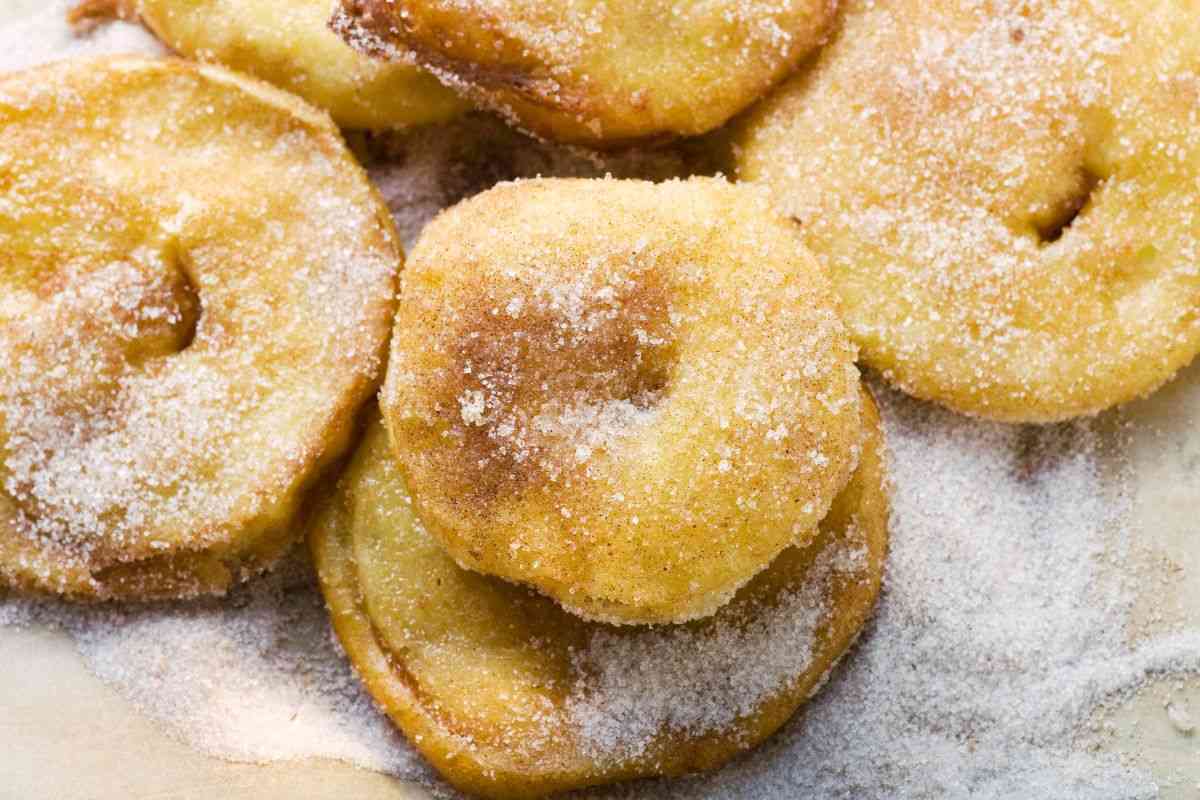 Avevo dell’ananas sciroppato in dispensa, ho detto perché non farci delle frittelle? Sono venute uno spettacolo