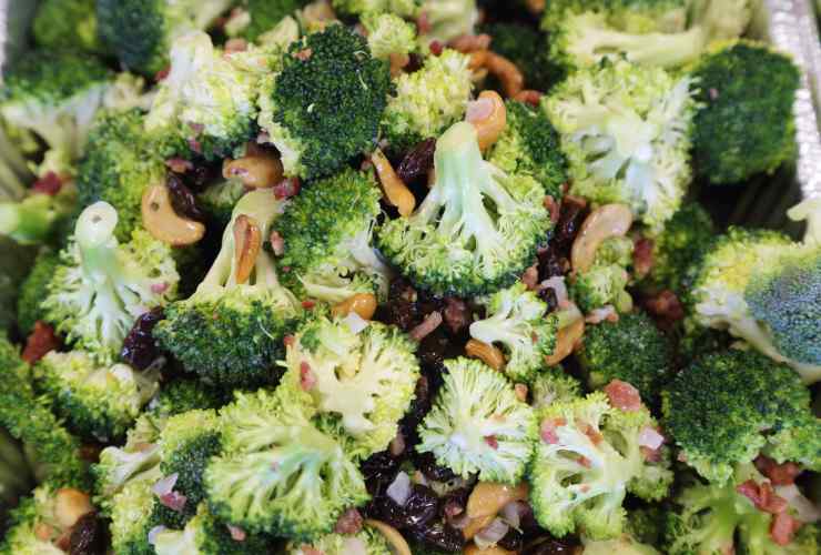 insalata broccoli cavolfiore pinoli e uvetta