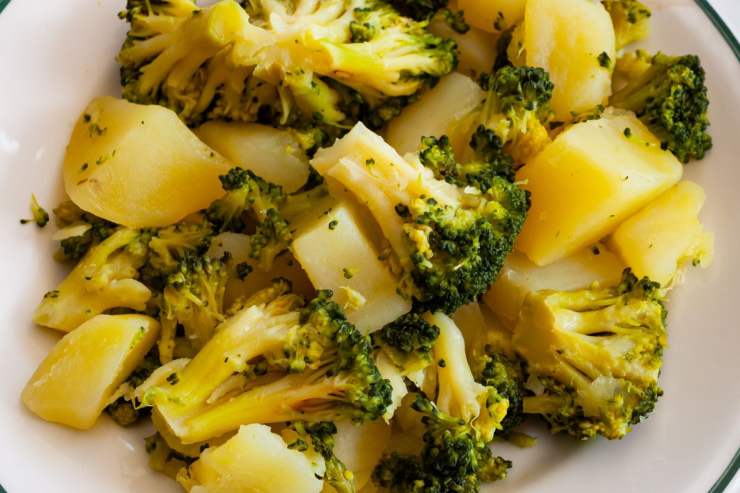 piatto di broccoli e patate