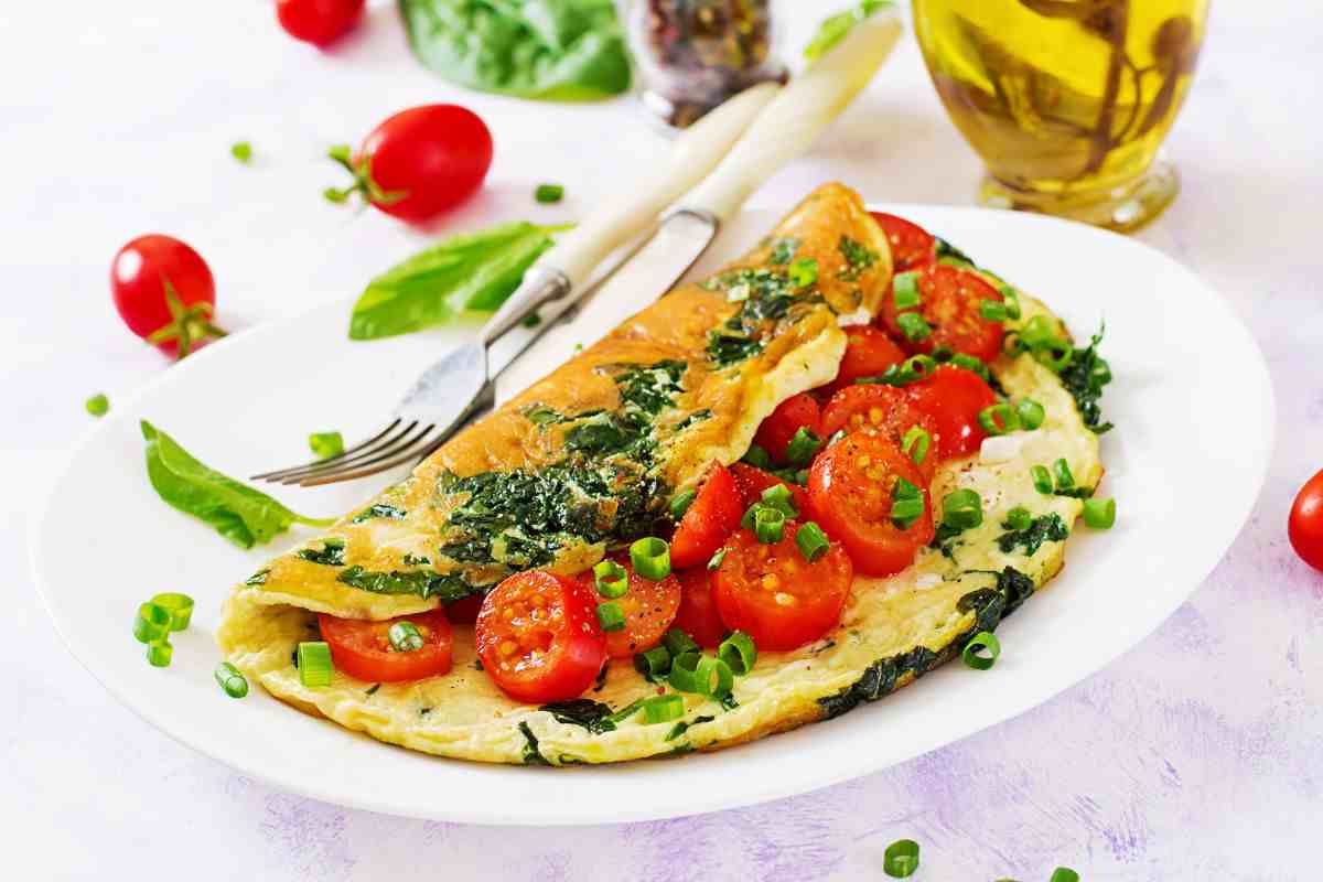 omelette con verdure e pomodori