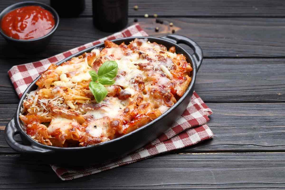 pasta al forno classica con basilico