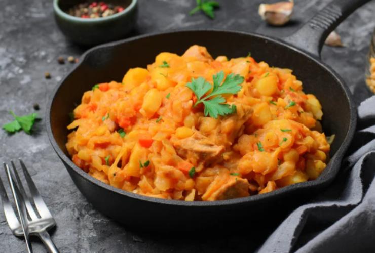 Pasta con crema di carote in un tegame