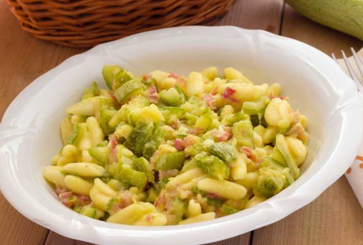 pasta zucchine pancetta e provola