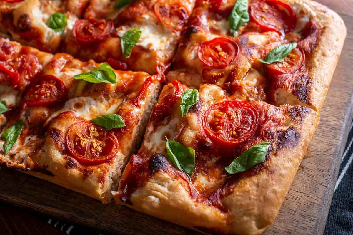 pizza con pomodoro e formaggio