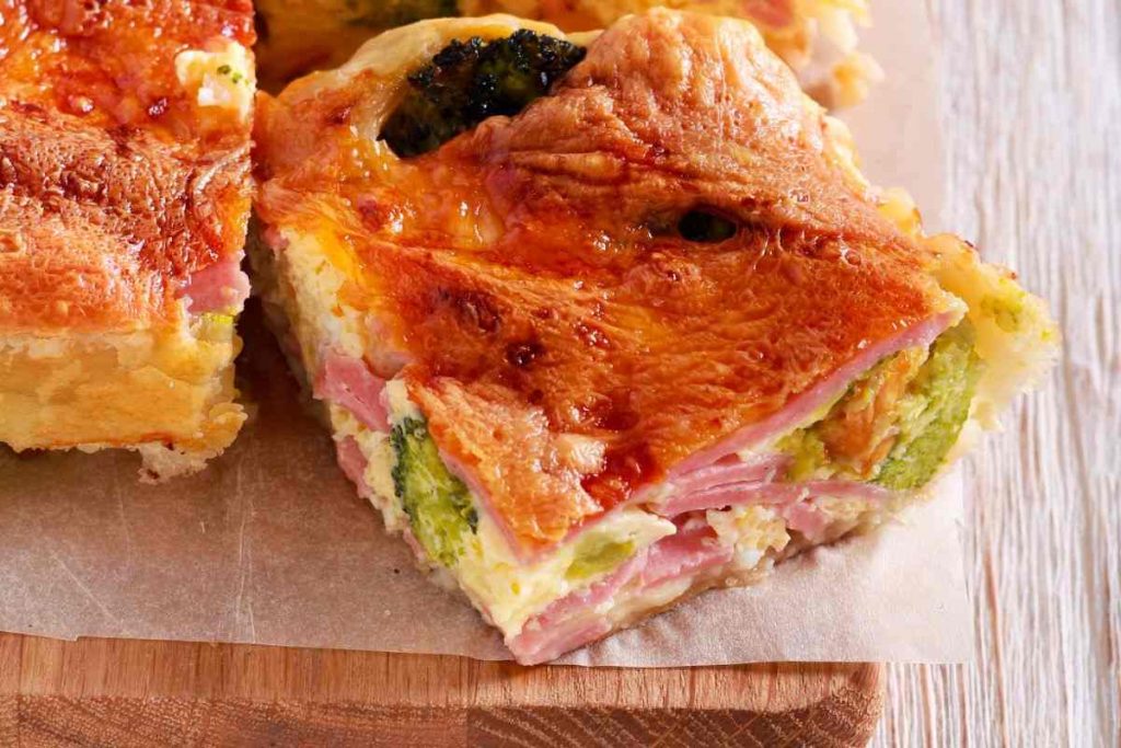 pizza rustica tagliata su tagliere