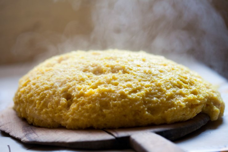 polenta su tagliere ancora calda