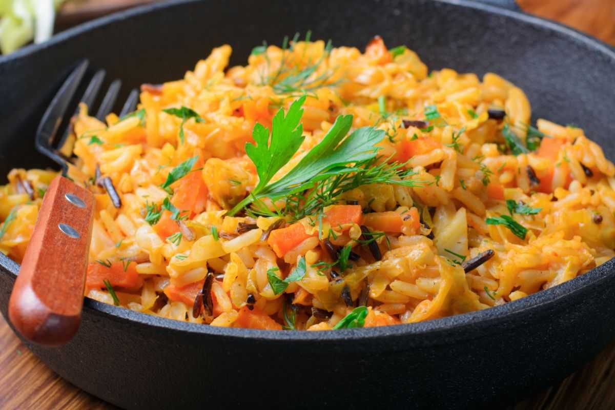 Il piatto che vorrai preparare tutti i giorni è il riso basmati al curry con cavolo cinese e verdure