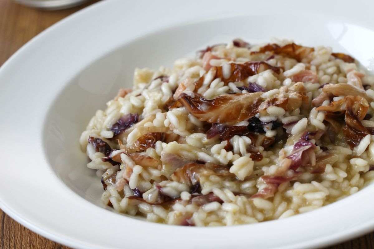 piatto di risotto radicchio e noci