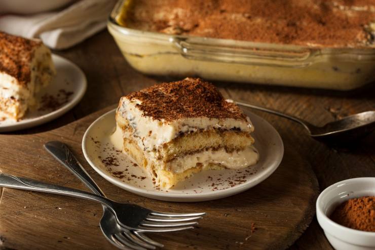 tiramisù in teglia e fetta di tiramisù su un piatto