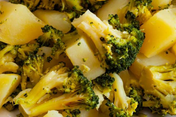 broccoli e patate cotti in un piatto