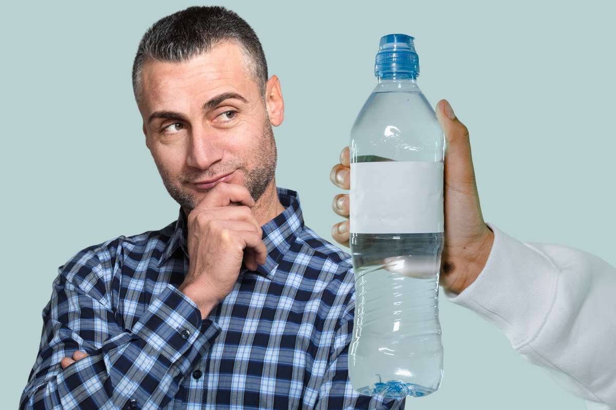 uomo e bottiglia acqua