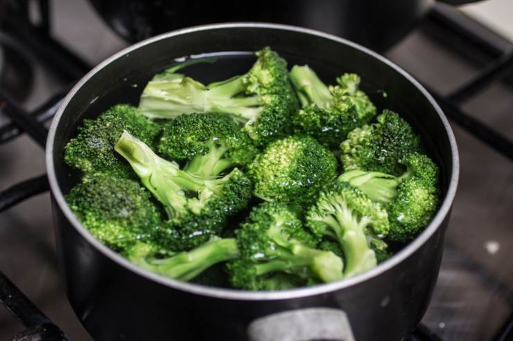 pentolino con broccoli in cottura