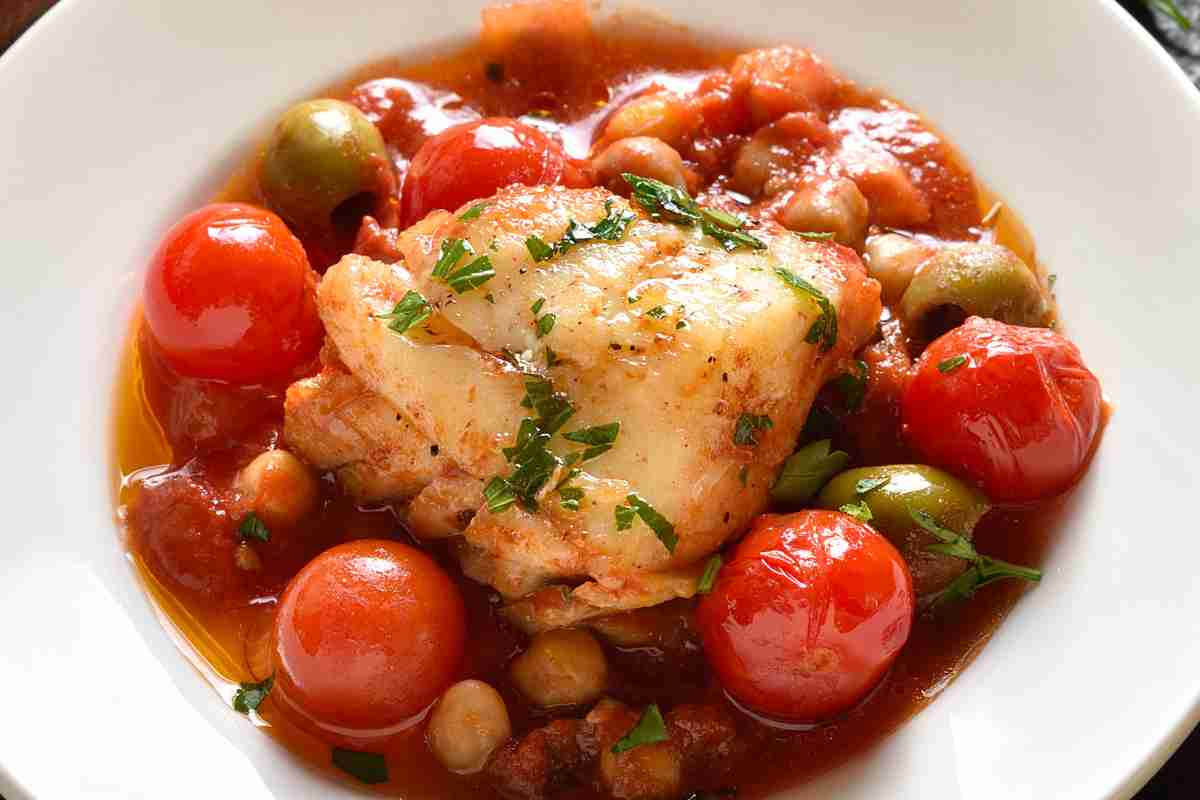 piatto con baccalà, pomodori e olive