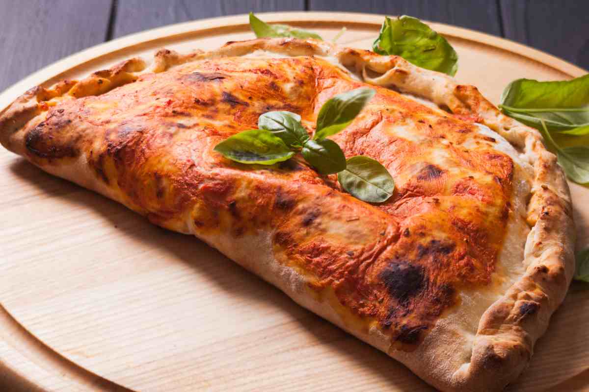 Calzone all'amatriciana su un tagliere