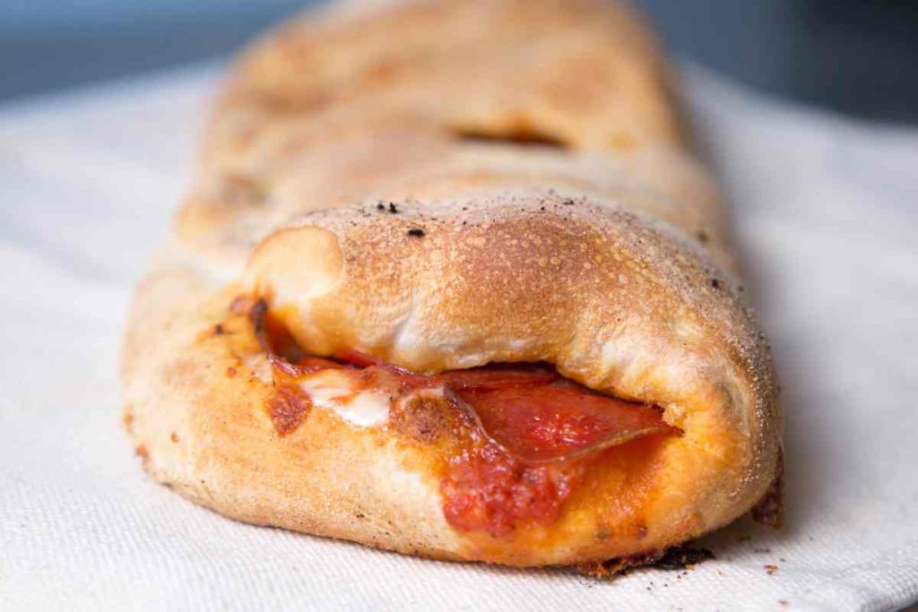 Calzone all'amatriciana visto da molto vicino