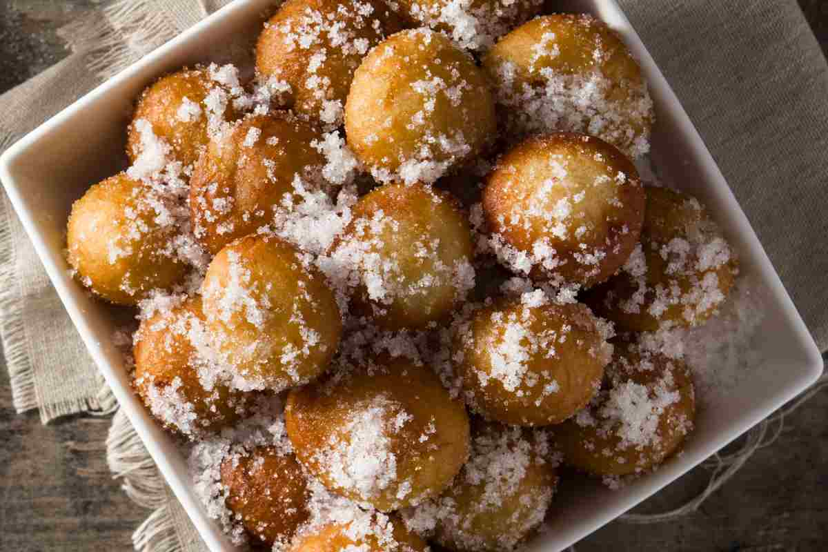 Castagnole di Carnevale, frittelle zuccherate viste dall'altro