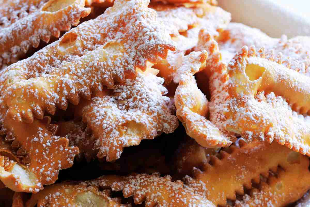 Nessuno resiste alle mie frappe croccanti, mi hanno chiesto di portarle alla festa dei bambini ed ecco come le ho preparate