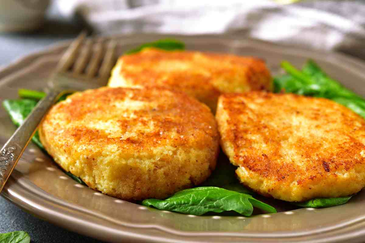 Frittelle di cavolfiore al forno in un piatto