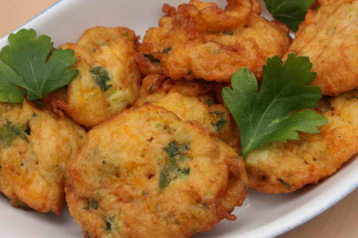 Frittelle di zucchine con la pastella in un piatto