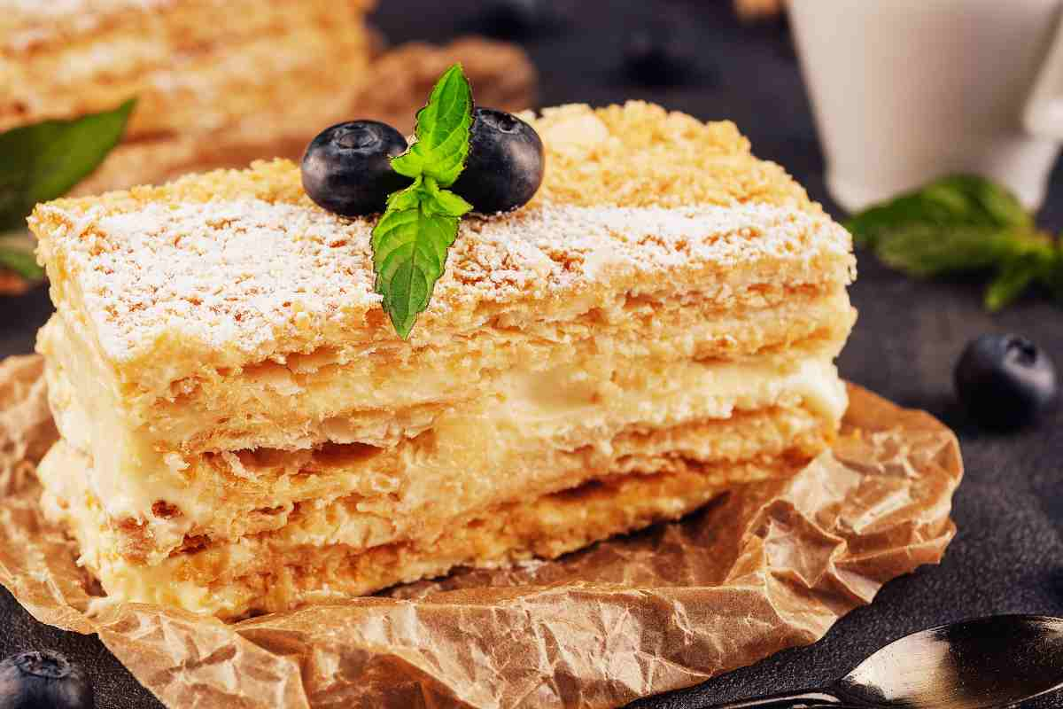 Millefoglie con crema chantilly su carta paglia