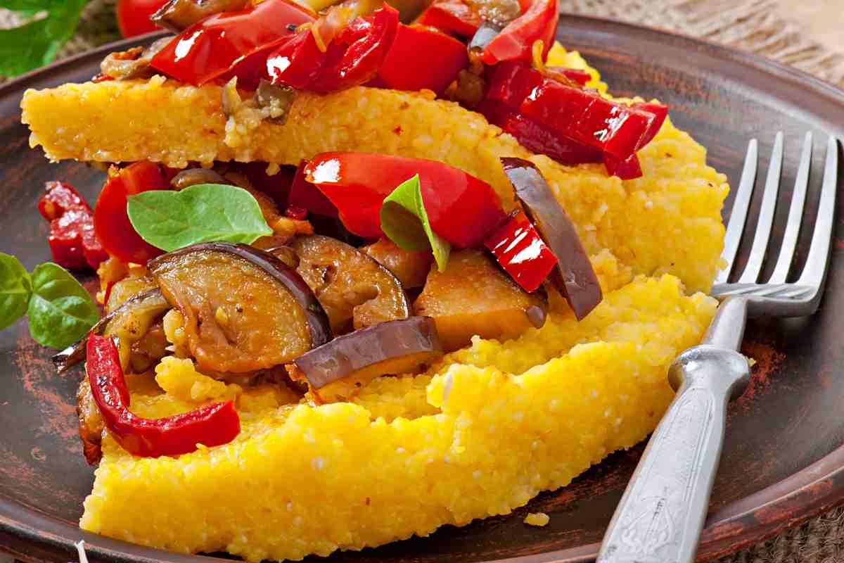 piatto con due fette di Polenta con verdure