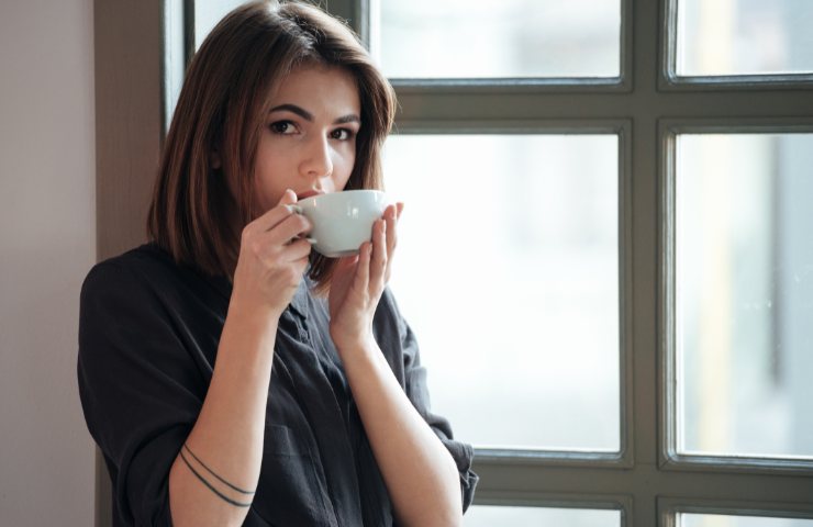 Donna beve caffè