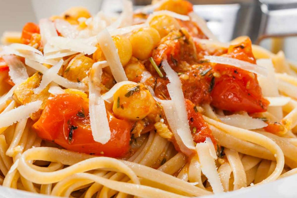 Tagliatelle senza glutine con ceci e pomodoro in un piatto