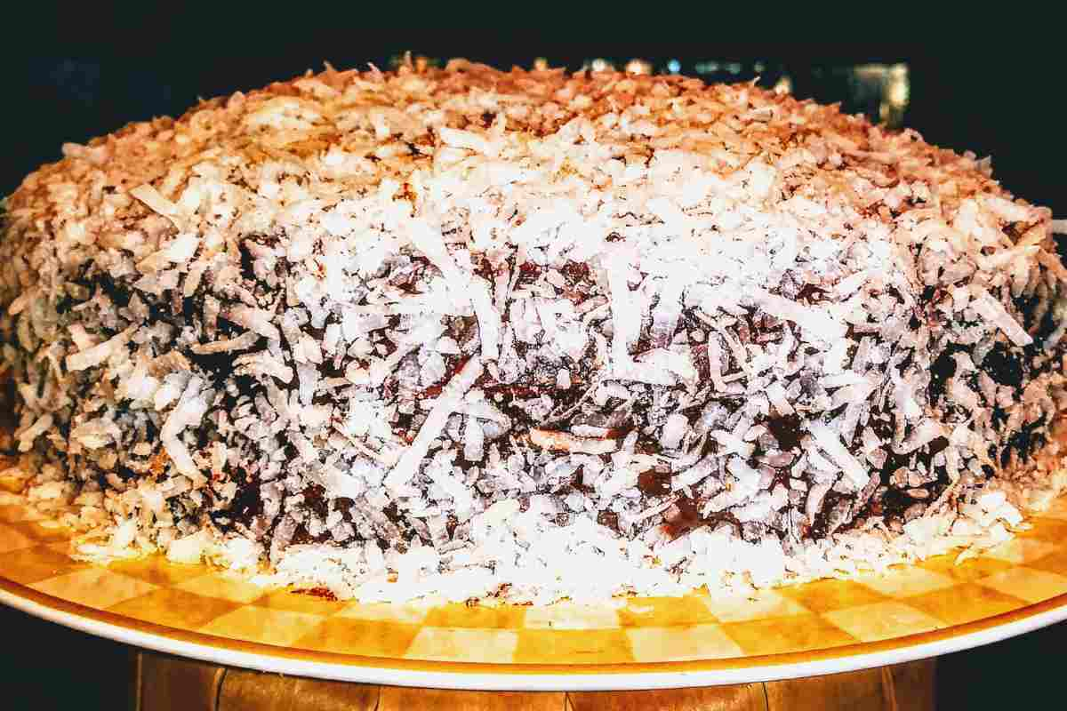 Torta cocco e Nutella su un'alzatina