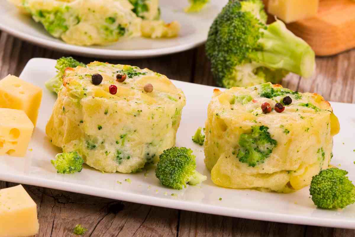 due tortini broccoli e patate in un piatto rettangolare