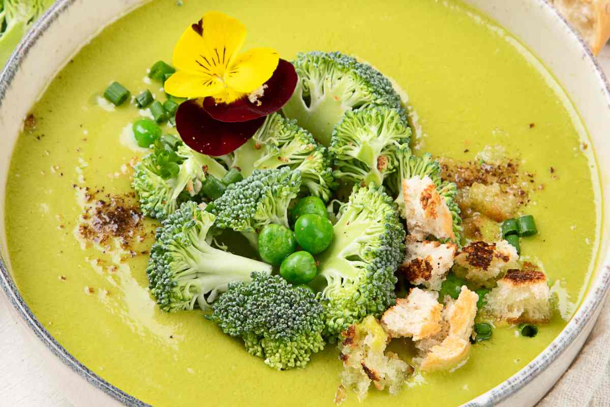 Vellutata broccoletti e piselli, la cena gustosa e sana di stasera la preparo in meno di mezz’ora, è talmente sfiziosa che piace anche ai bambini