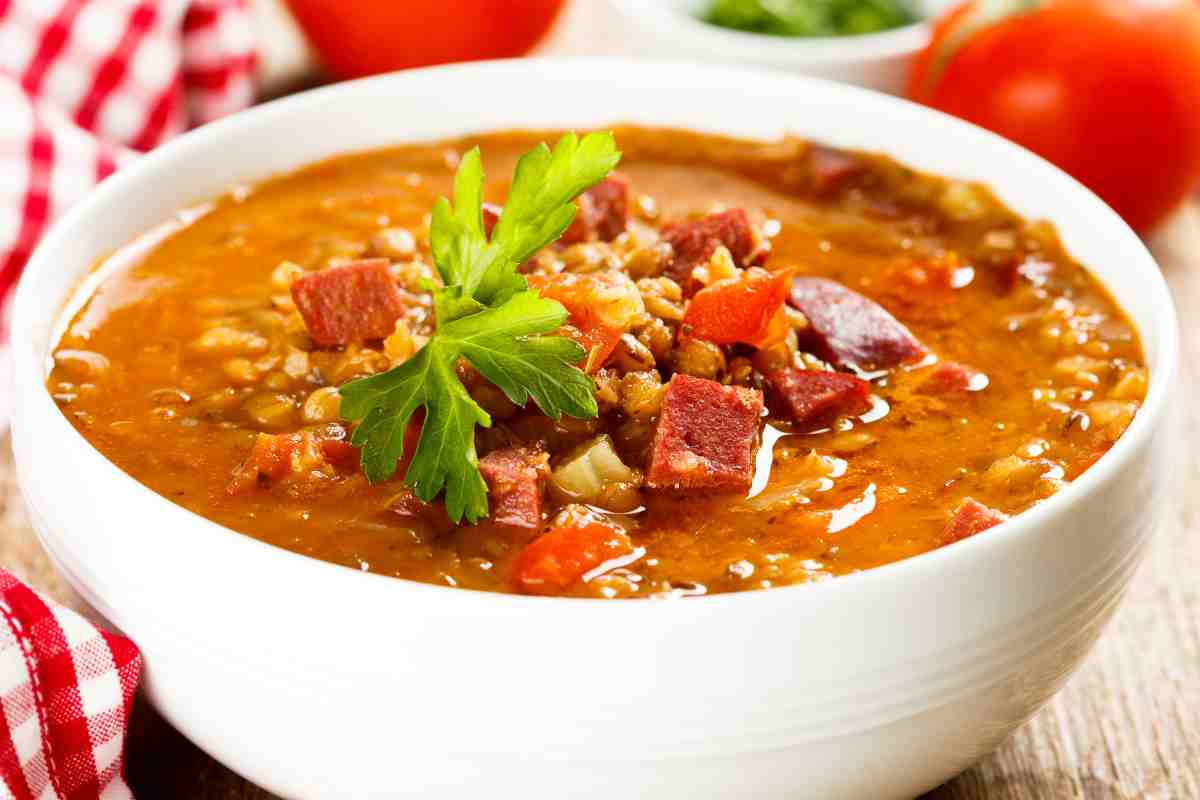 Zuppa di lenticchie e salsiccia in una ciotola