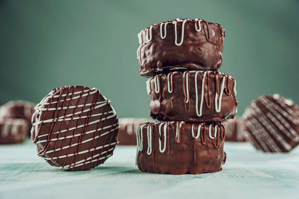 Preparo questi dolcetti cioccolatosi senza forno e lievitazione, a casa mia se ne fanno fuori un vassoio in 5 minuti