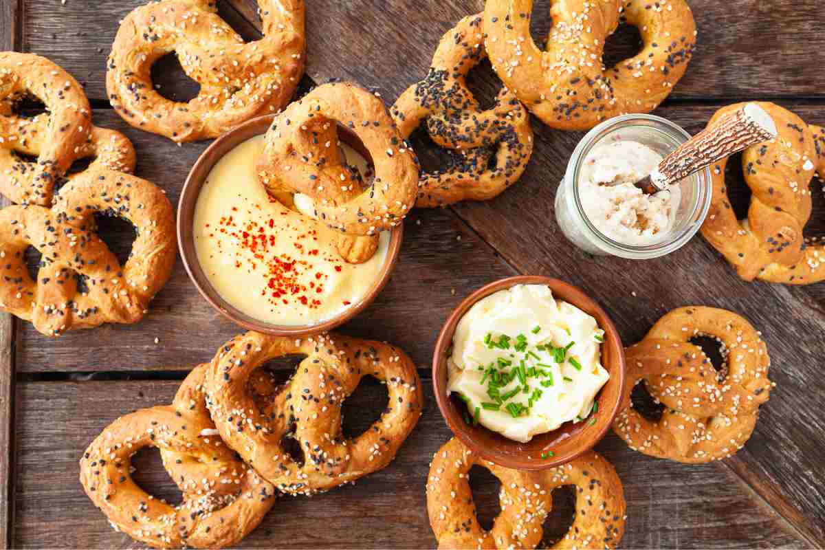 Sabato a casa, preparo io l’aperitivo: con questi biscottini salati stendo pure gli amici che vengono a cena