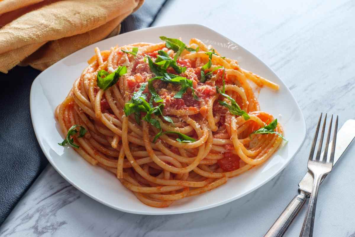 Con i bucatini alla calabrese mi sono assicurata il successo, avevo amici a cena li ho serviti in soli 15 minuti