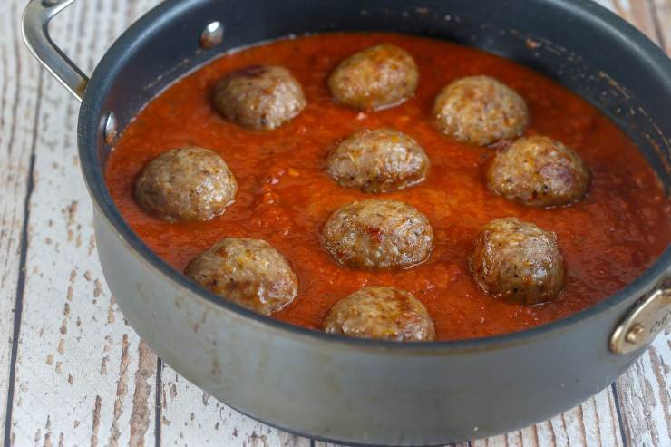 pentola con polpette al sugo