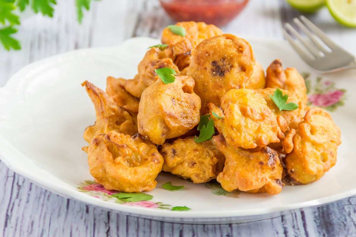 cimette di cavolfiore fritte su un piatto bianco