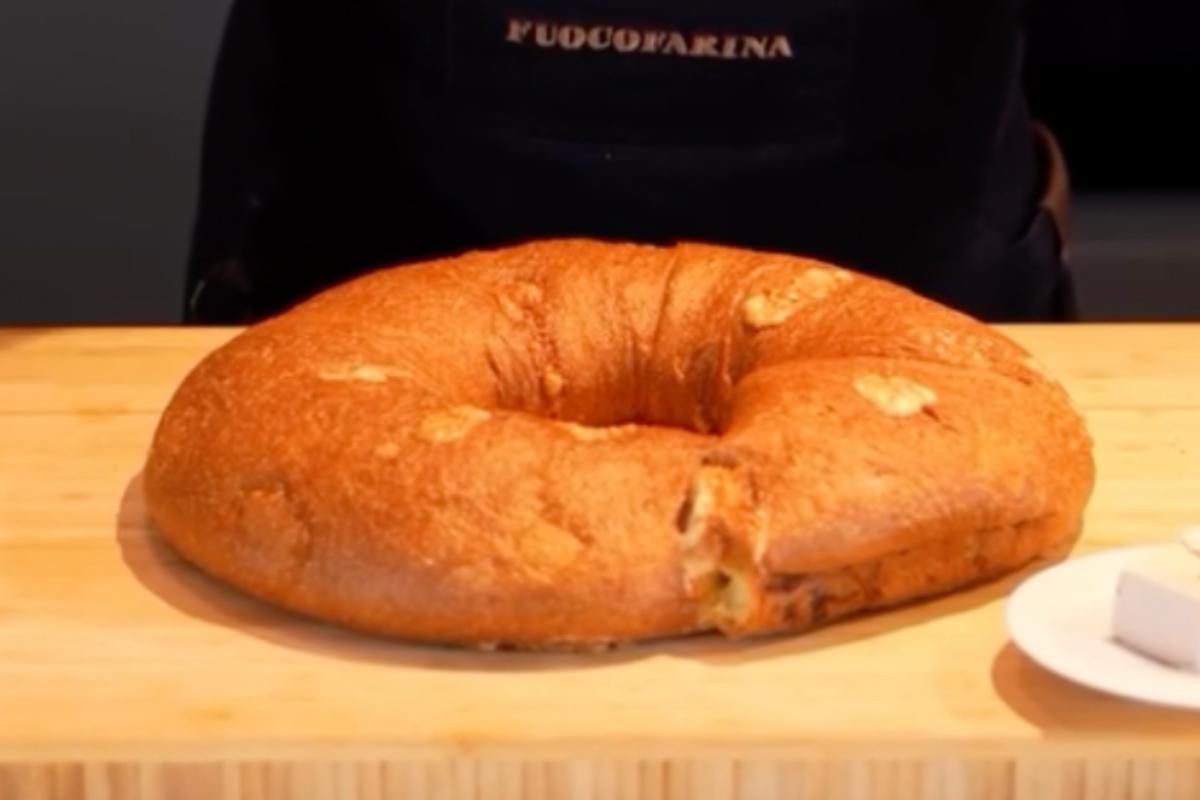 Ciambella soffice con formaggio sulla superficie