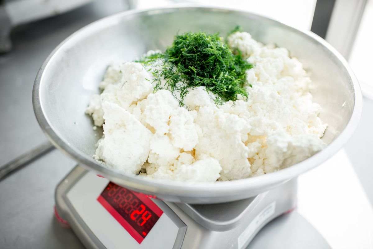 ricotta all'interno di una bilancia