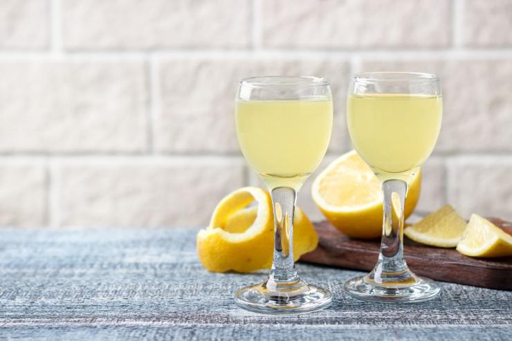 bicchieri di limoncello con limoni 