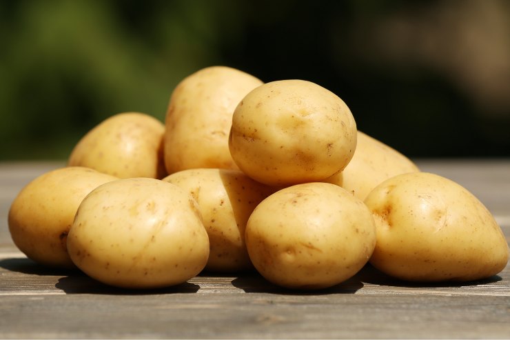 patate sul tavolo