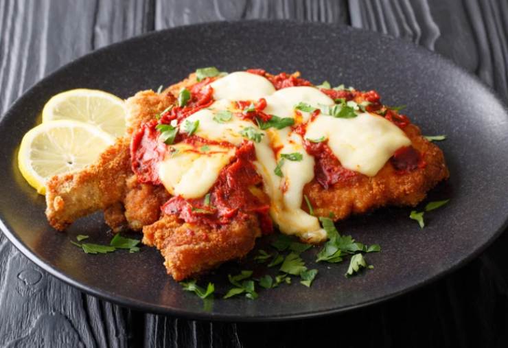 cotoletta con mozzarella filante e limone 