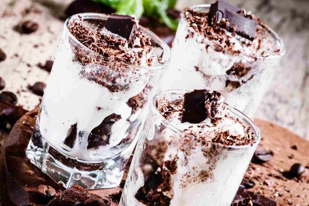 coppe con crema e cioccolato