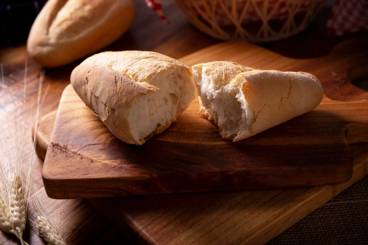 Panino tagliato a metà su un tagliere