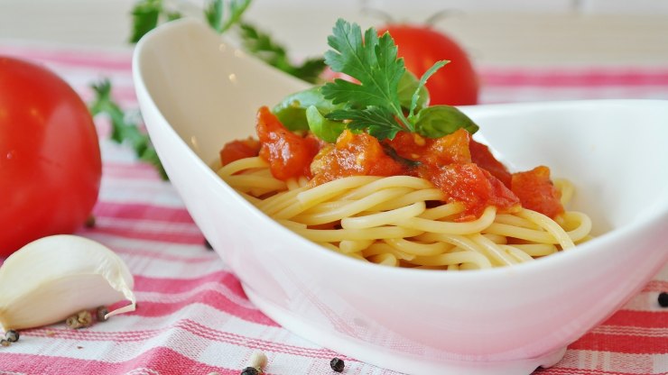 piatto di spaghetti con pomodorini e prezzemolo